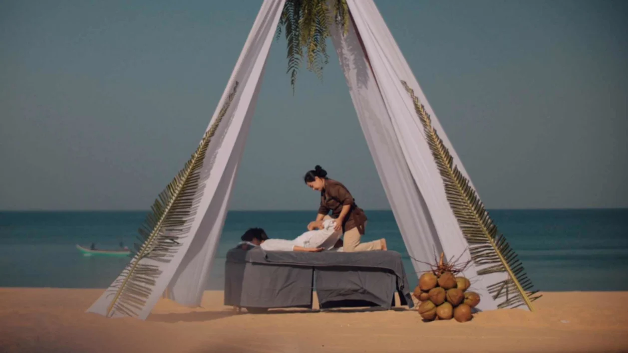 Aleenta Phuket Resort & Spa beach massage